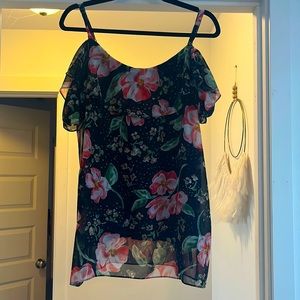 Cabi Large open shoulder blouse with adjustable straps